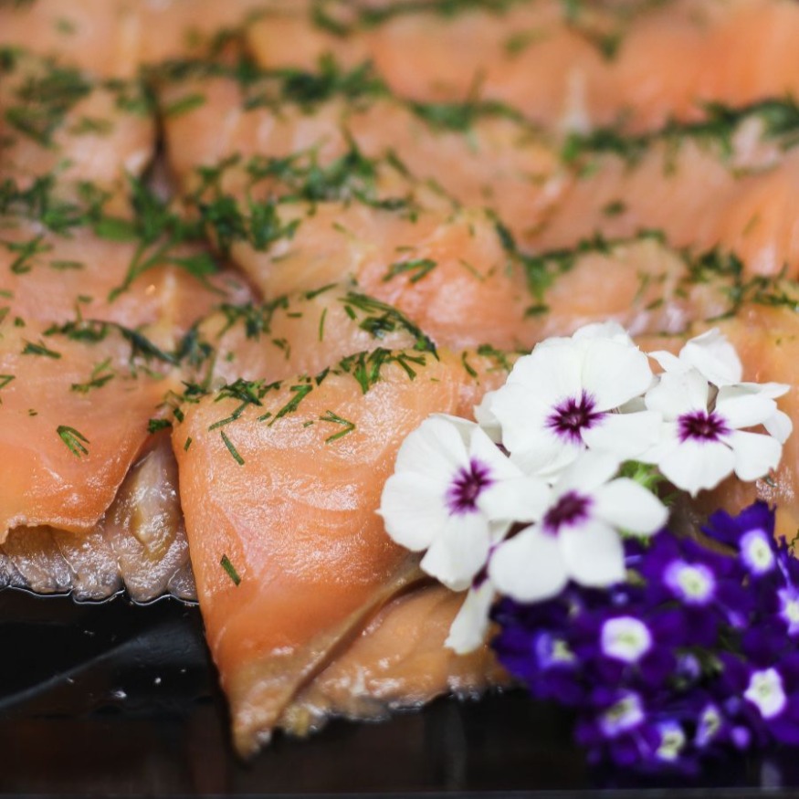 SALMÓN MARINADO AL ENELDO  O GRAVLAX