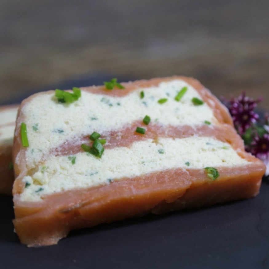 TERRINA DE QUESO DE CABRA Y CIBOULETTE ENVUELTA EN SALMÓN AHUMADO