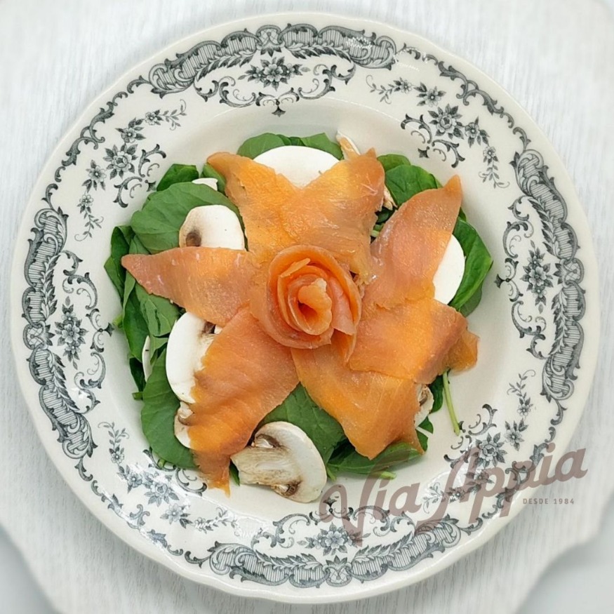 ENSALADA DE SALMÓN AHUMADO NORUEGO