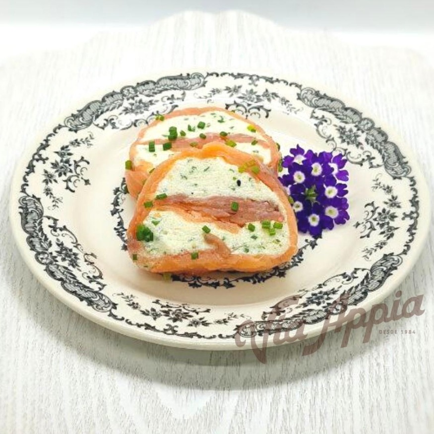 TERRINA DE QUESO DE CABRA Y CIBOULETTE ENVUELTA EN SALMÓN AHUMADO