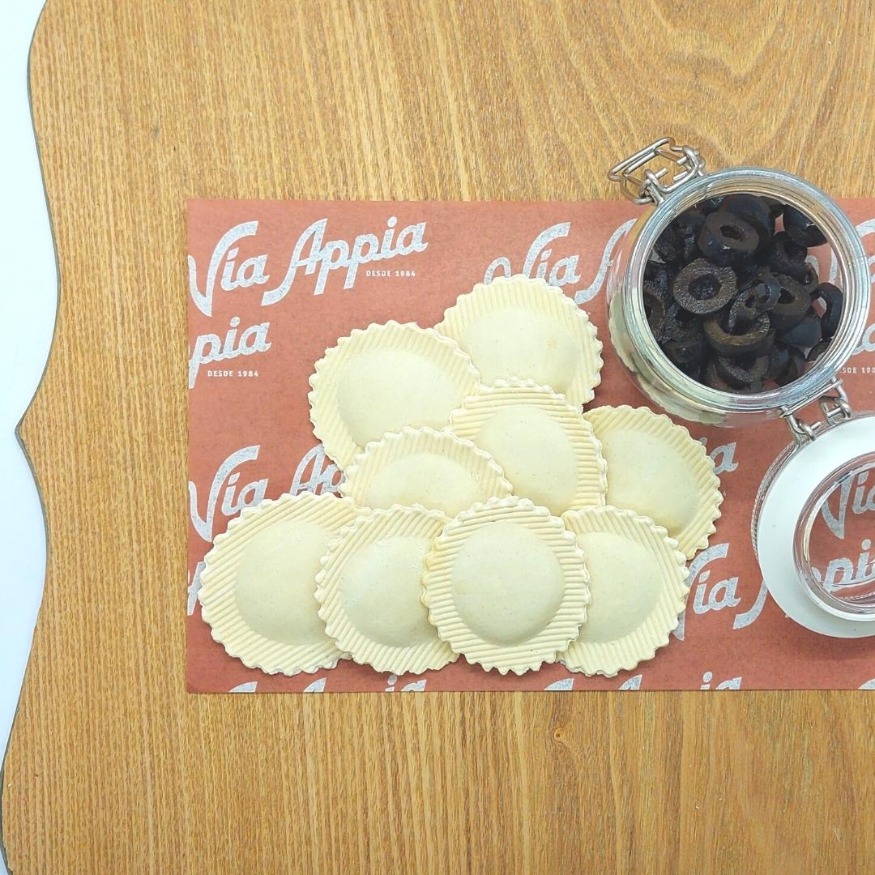 PASTA "PUTTANESCA" RELLENA CON POMODORO, RICOTTA Y ACEITUNAS NEGRAS