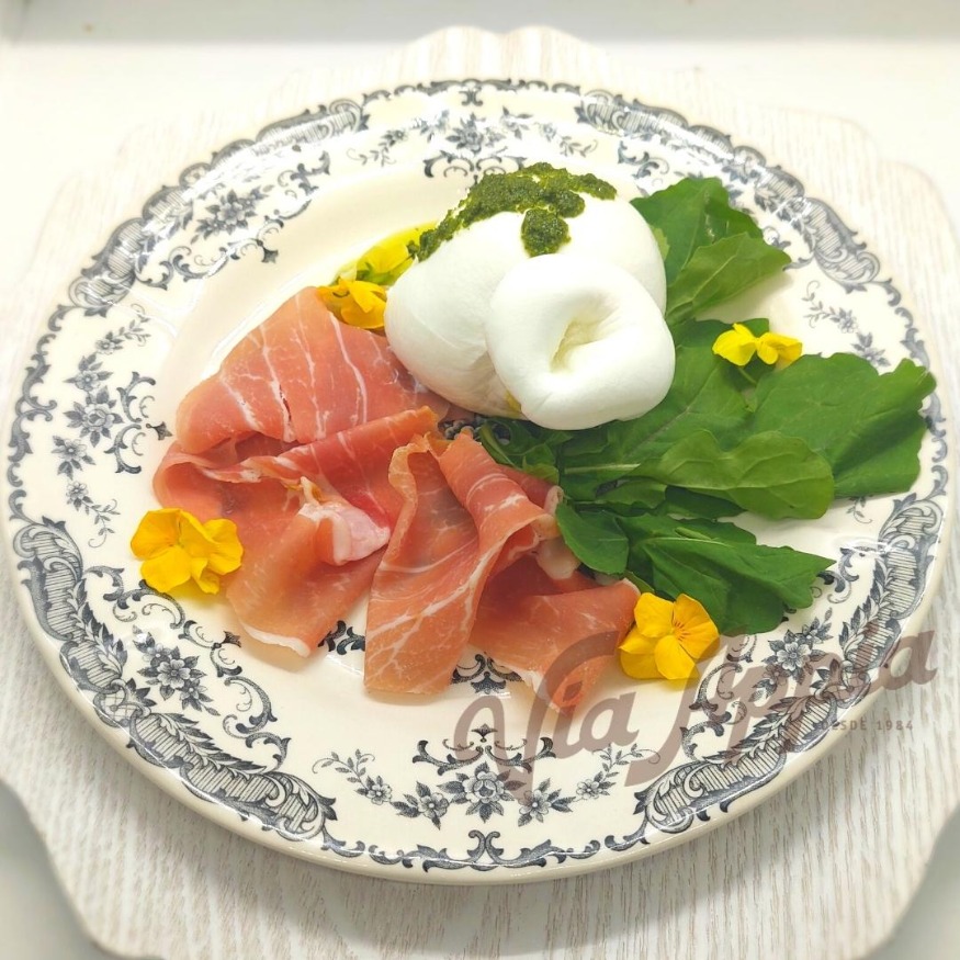 BURRATA CON PROSCIUTTO DI PARMA Y PESTO DE ALBAHACA