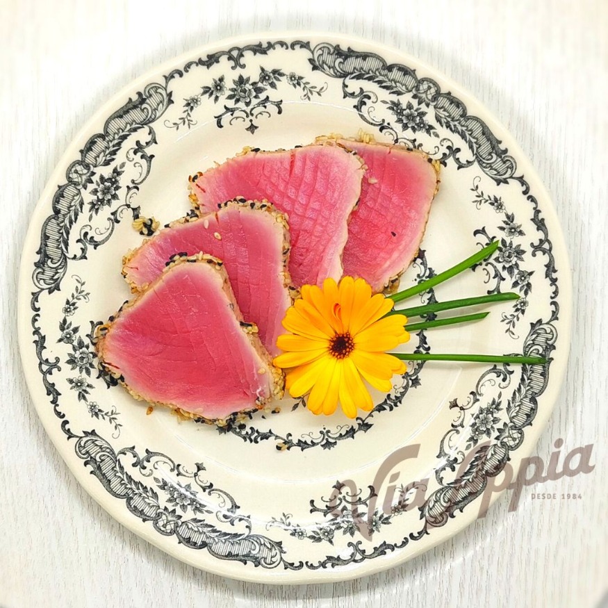 ATÚN ABRASADO CON AJONJOLÍ BLANCO Y NEGRO