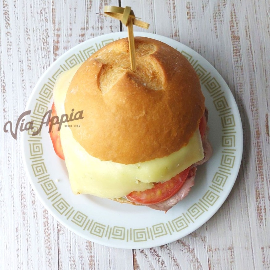 SÁNDWICH MIGNON DE  ROAST BEEF Y QUESO HOLANDÉS