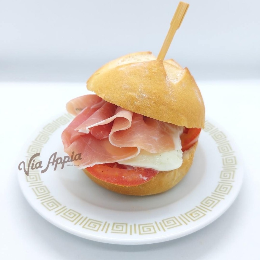 SÁNDWICH MIGNON CON MOZZARELA DE BÚFALA Y PROSCIUTTO DI PARMA