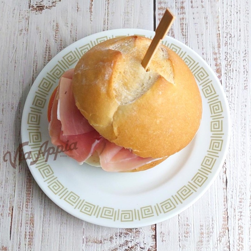SÁNDWICH MIGNON CON MOZZARELA DE BÚFALA Y PROSCIUTTO DI PARMA
