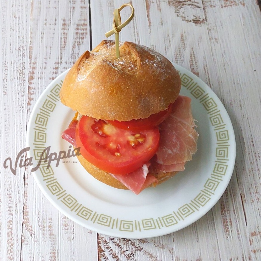 SÁNDWICH MIGNON DE PROSCIUTTO DI PARMA Y TOMATES FRESCOS