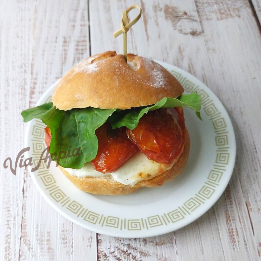 SÁNDWICH MIGNON CON MOZZARELLA DE BÚFALA, RÚCULA Y TOMATES SECOS