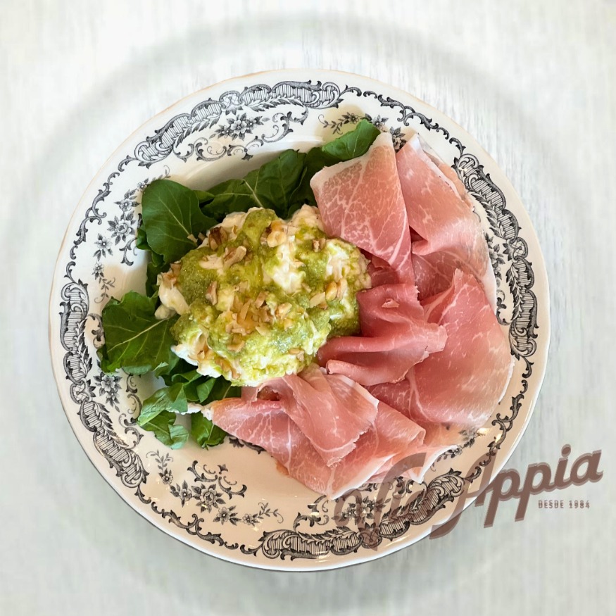 STRACCIATELLA CON PROSCIUTTO DI PARMA Y PESTO DE ALBAHACA CON NUECES