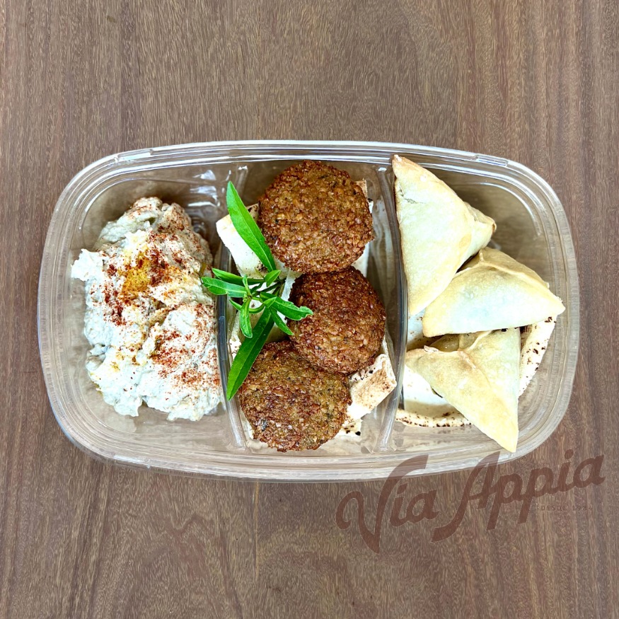 TRÍO VEGETARIANO CON FALAFEL, EMPANADITAS DE ESPINACAS Y CREMA