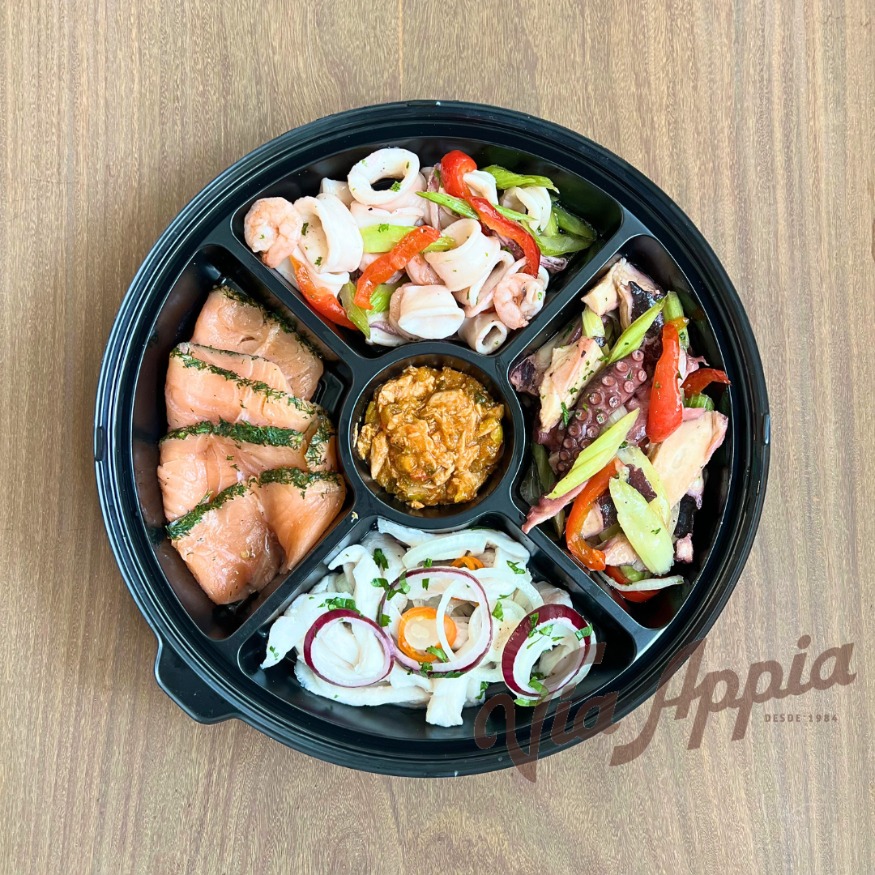 BANDEJA DEL MAR CON SALMÓN FRESCO MARINADO AL ENELDO