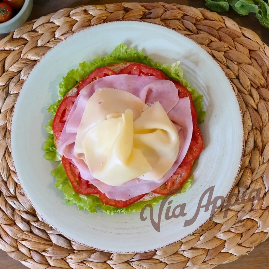 FOCACCIA RELLENA CON PECHUGA DE PAVO  Y QUESO GOUDA  (SANDWICH)