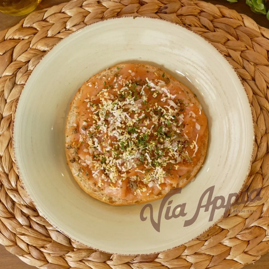 FOCACCIA RELLENA CON SALMÓN AHUMADO NORUEGO Y MAYO PUERRO  (SANDWICH)