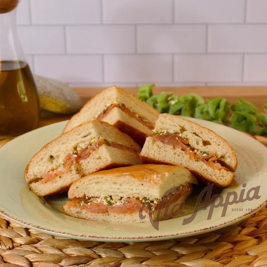 FOCACCIA RELLENA CON SALMÓN AHUMADO NORUEGO Y MAYO PUERRO  (SANDWICH)