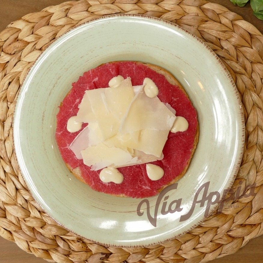 FOCACCIA RELLENA CON CARPACCIO DE LOMITO Y PARMESANO  (SANDWICH)