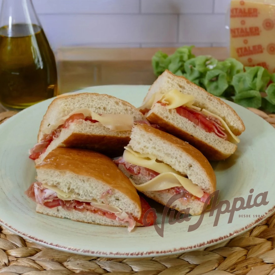 FOCACCIA RELLENA DE PROSCIUTTO DI PARMA Y QUESO GOUDA  (SANDWICH)