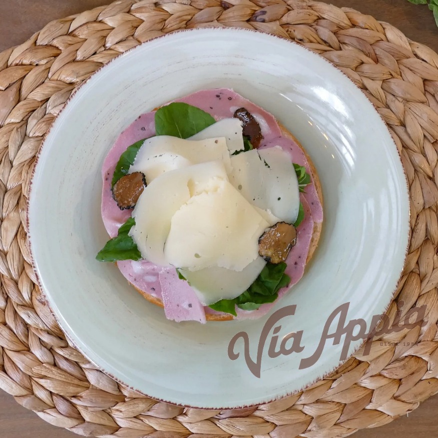 FOCACCIA RELLENA DE MORTADELLA TRUFADA Y PROVOLONE DOLCE CON RÚCULA  (SANDWICH)