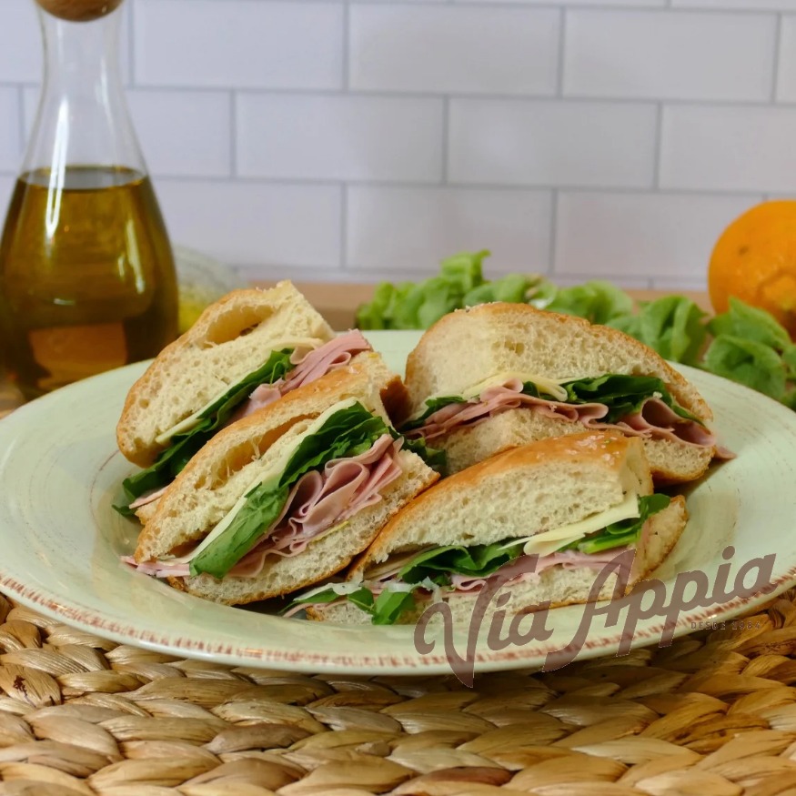 FOCACCIA RELLENA DE MORTADELA CON PISTACHO, QUESO PROVOLONE  Y RÚCULA  (SANDWICH)