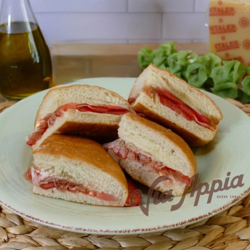 FOCACCIA RELLENA CON PROSCIUTTO DI PARMA Y TOMATES FRESCOS  (SANDWICH)