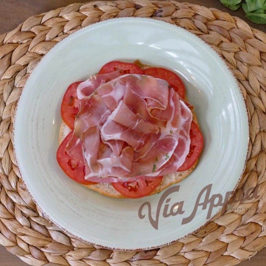FOCACCIA RELLENA CON PROSCIUTTO DI PARMA Y TOMATES FRESCOS  (SANDWICH)