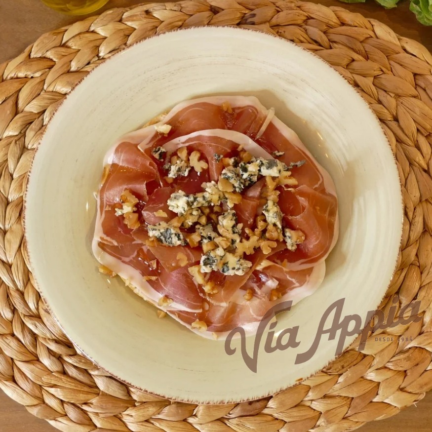 FOCACCIA RELLENA DE QUESO GORGONZOLA DOLCE Y SPECK  (SANDWICH)