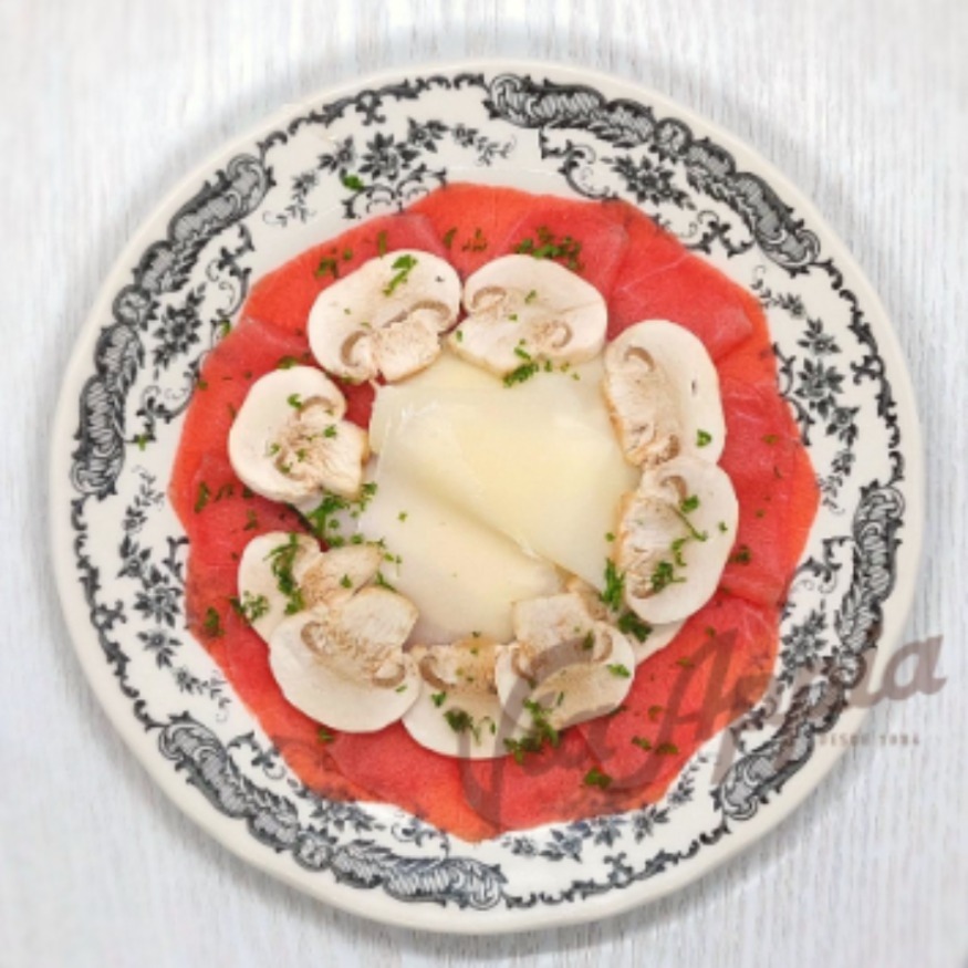 CARPACCIO DE LOMITO CON CHAMPIÑONES Y REGGIANO