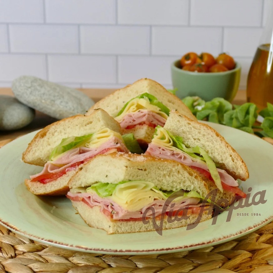 FOCACCIA RELLENA  CON JAMÓN BISCOTTO Y QUESO GOUDA  (SANDWICH)