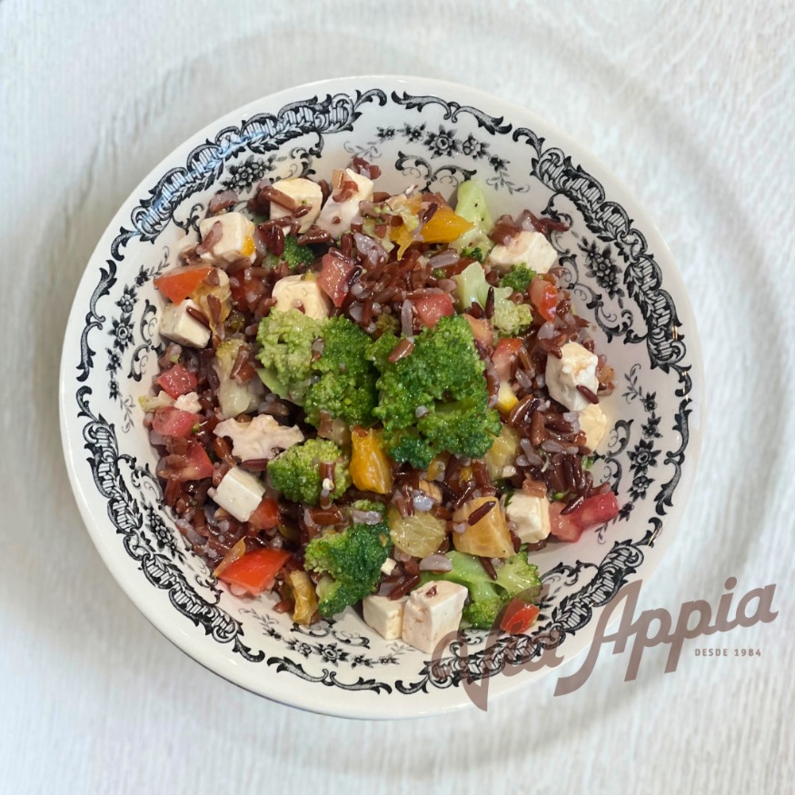ENSALADA DE ARROZ INTEGRAL CROCANTE CON BRÓCOLI, TOMATE, QUESO FETA, NUCES Y GAJOS DE NARANJA