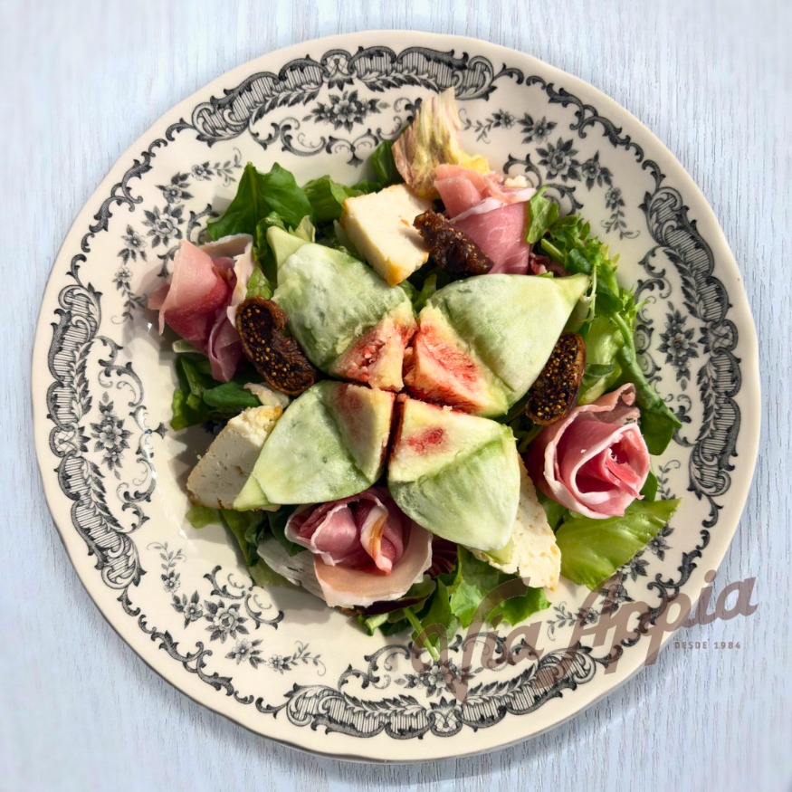 ENSALADA DE HIGOS SECOS CON QUESO DE CABRA, PROSCIUTTO DI PARMA Y NUECES CARAMELIZADAS