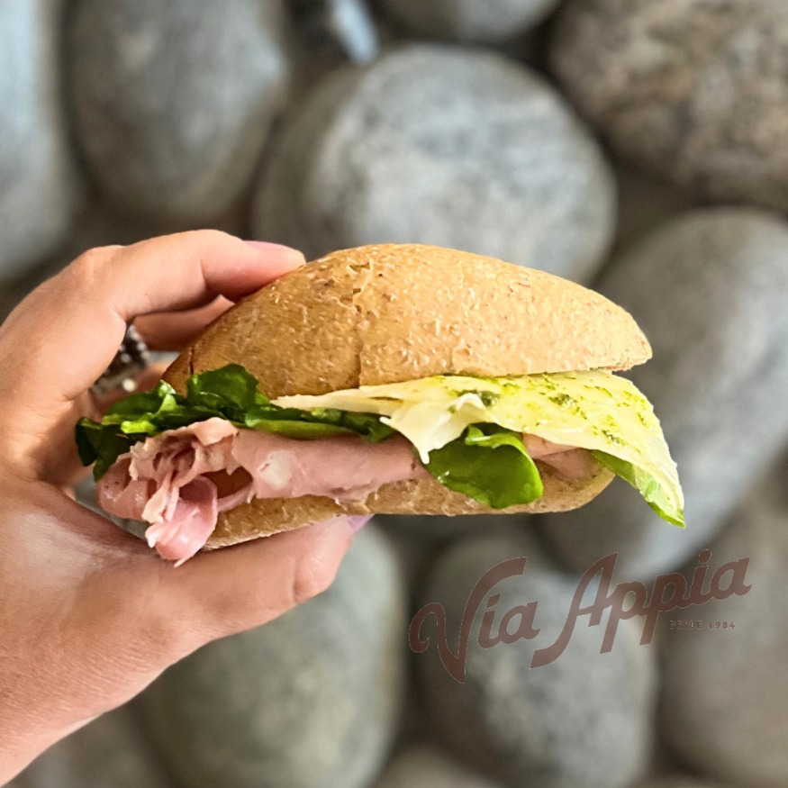 SÁNDWICH MIGNON INTEGRAL CON MORTADELLA DE PISTACHOS, QUESO PROVOLONE, RÚCULA Y PESTO DE ALBAHACA