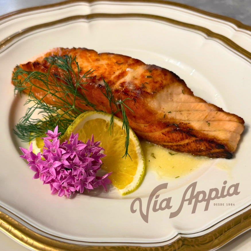 TRANCHA DE SALMÓN FRESCO CON GRANADAS Y PISTACHOS DE BRONTE