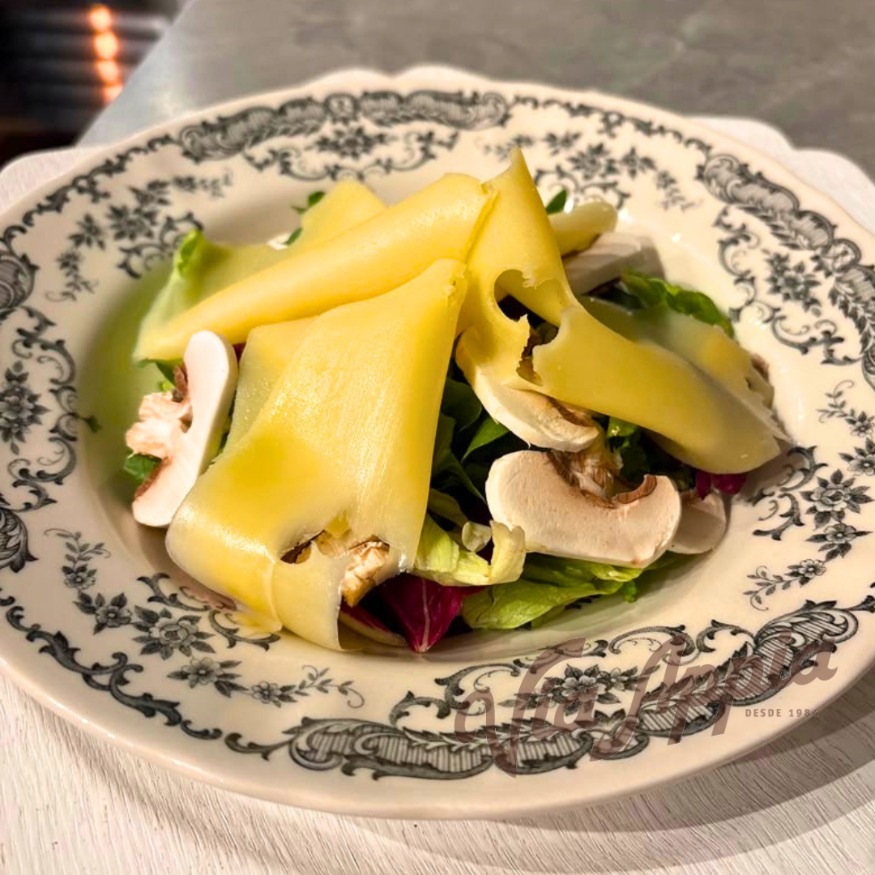 ENSALADA DEL CHEF CON QUESO EMMENTAL
