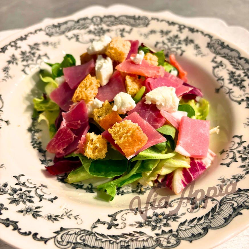 ENSALADA DE PROSCIUTTO Y QUESO DE CABRA