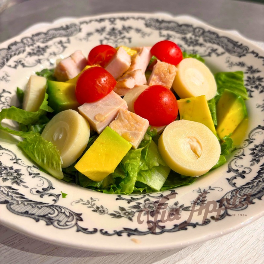 ENSALADA CON LECHUGA ROMANA, POLLO, AGUACATE, PALMITO, CEBOLLA BLANCA Y TOMATES CHERRYS