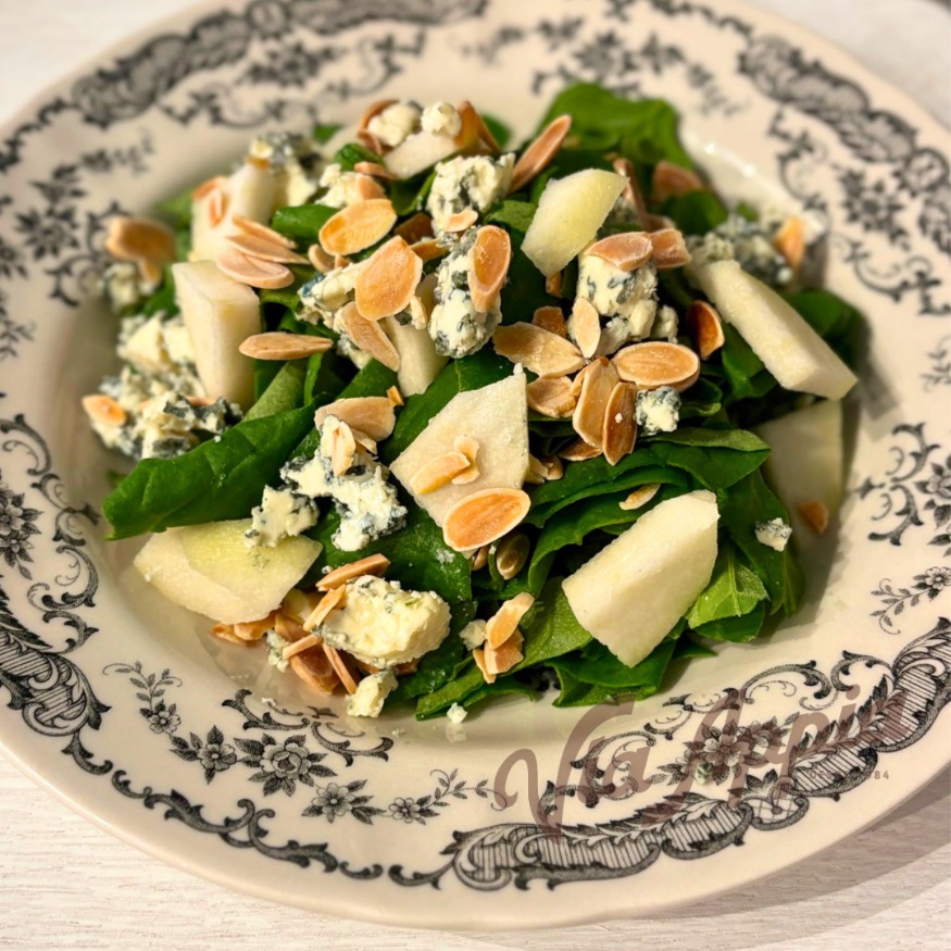ENSALADA DE ESPINACAS CON QUESO GORGONZOLA, PERA Y ALMENDRAS TOSTADAS