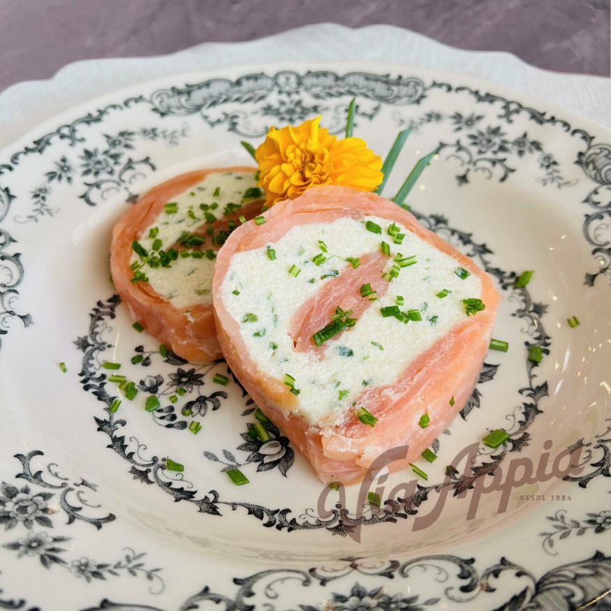 TERRINA DE QUESO DE CABRA Y CIBOULETTE ENVUELTA EN SALMÓN AHUMADO