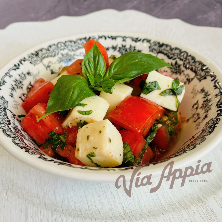 ENSALADA CAPRESE EN CUBOS CON MOZZARELLA