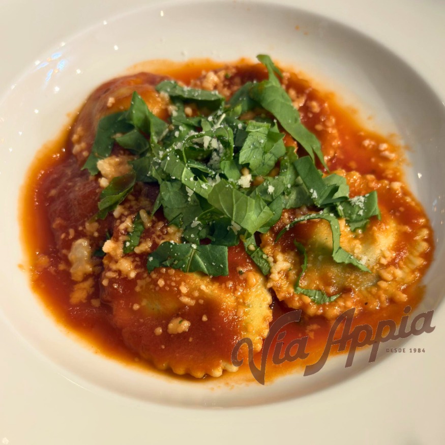 FLORES DE RICOTTA Y ESPINACAS AL POMODORO Y RúCULA